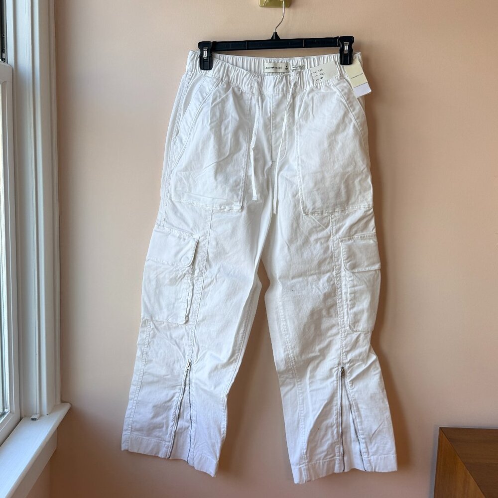 NWT: Abercrombie High-Rise Baggy Cargo Pants (M)